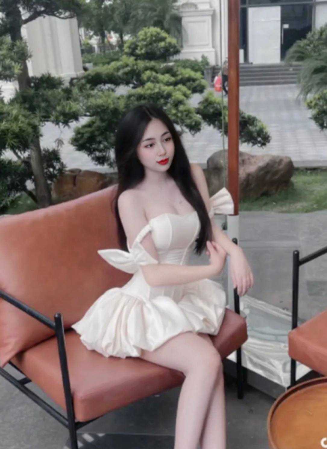 Biểu tượng đồng hồ bị hỏng, tượng trưng cho việc mất kiểm soát thời gian.